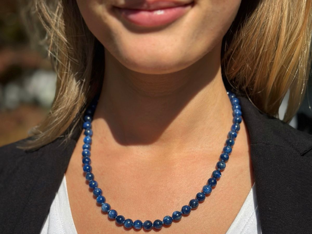 collana in cianite taglio sferico liscio